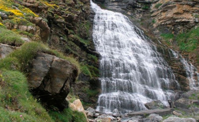  cascade avec eau qui tombe 